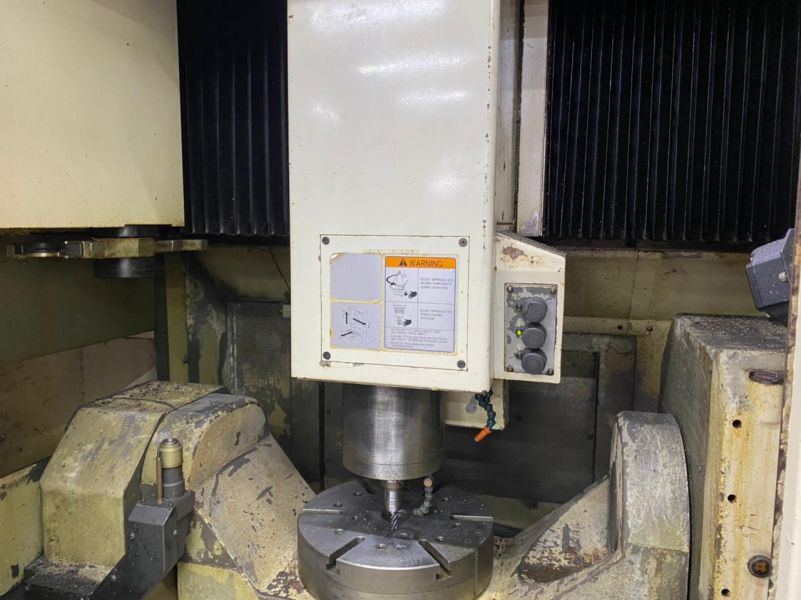 Centro de Usinagem Vertical OKUMA MU-400VA – 5 Eixos