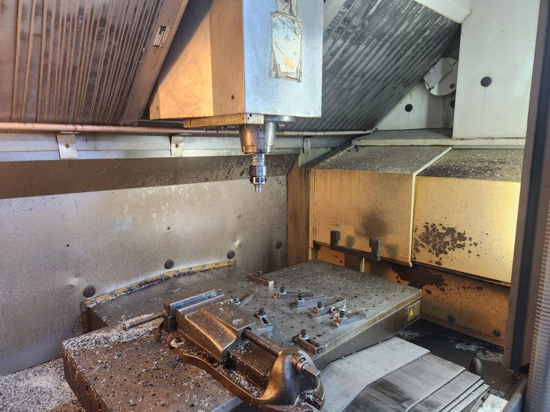 Centro de Usinagem Vertical DECKEL MAHO DMC 104V LINEAR