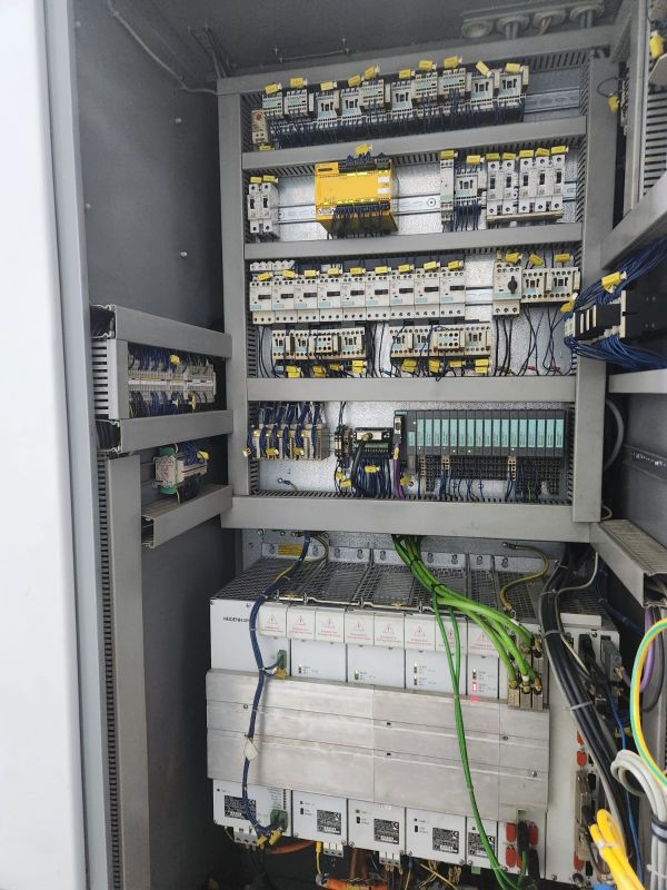 Centro de Usinagem Vertical DECKEL MAHO DMC 104V LINEAR