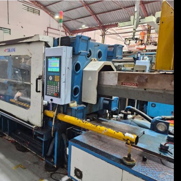 Injetora Plástica TSONG CHERNG HWA CHIN 700 toneladas